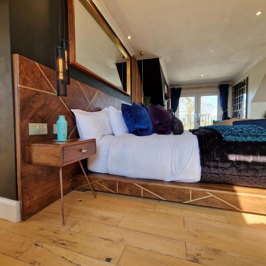 New Amazing The Black Wolf Suite The Grumpy Schnauzer B&B Airdrie Exterior foto